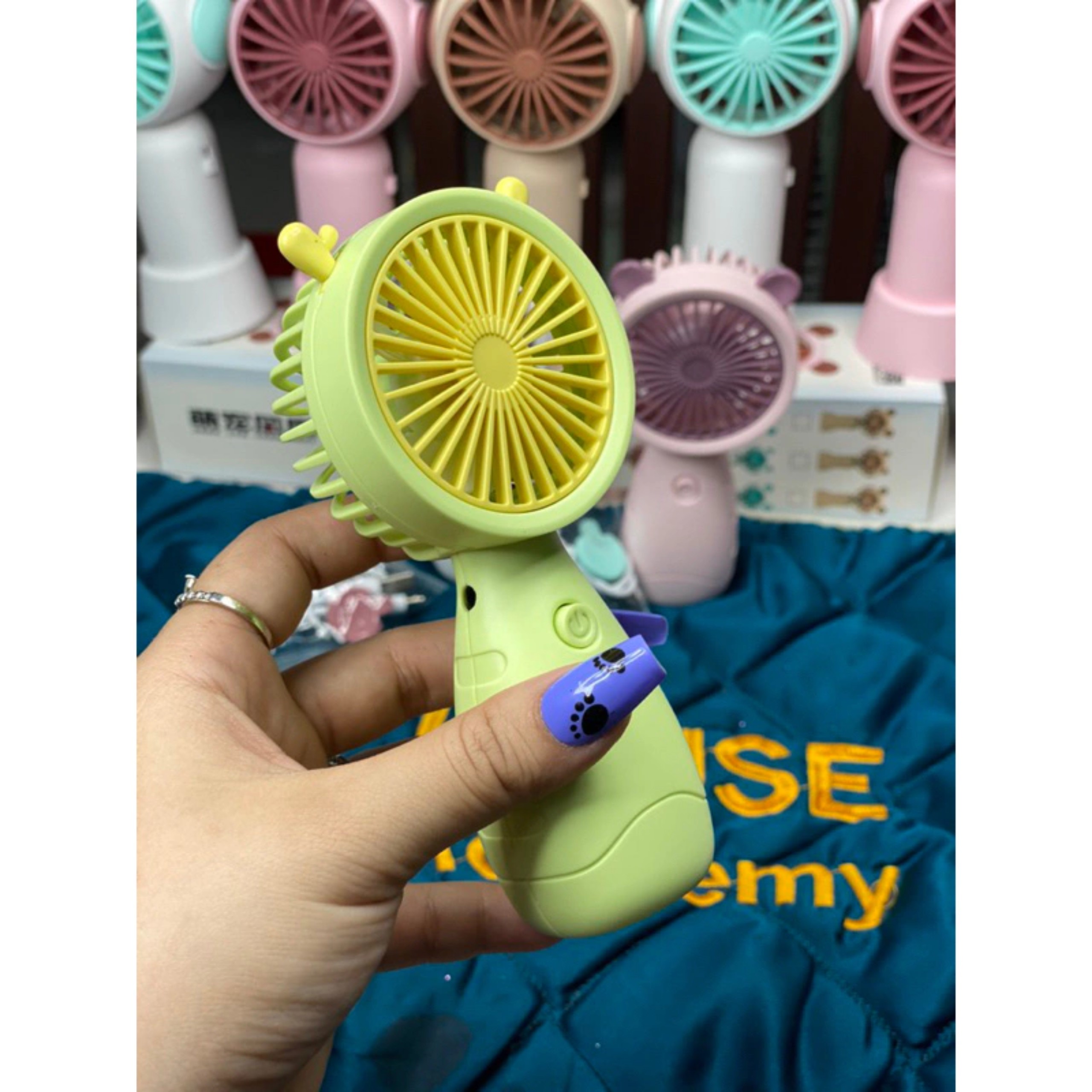 QUẠT MINI CẦM TAY DỄ THƯƠNG CÓ TÍCH ĐIỆN