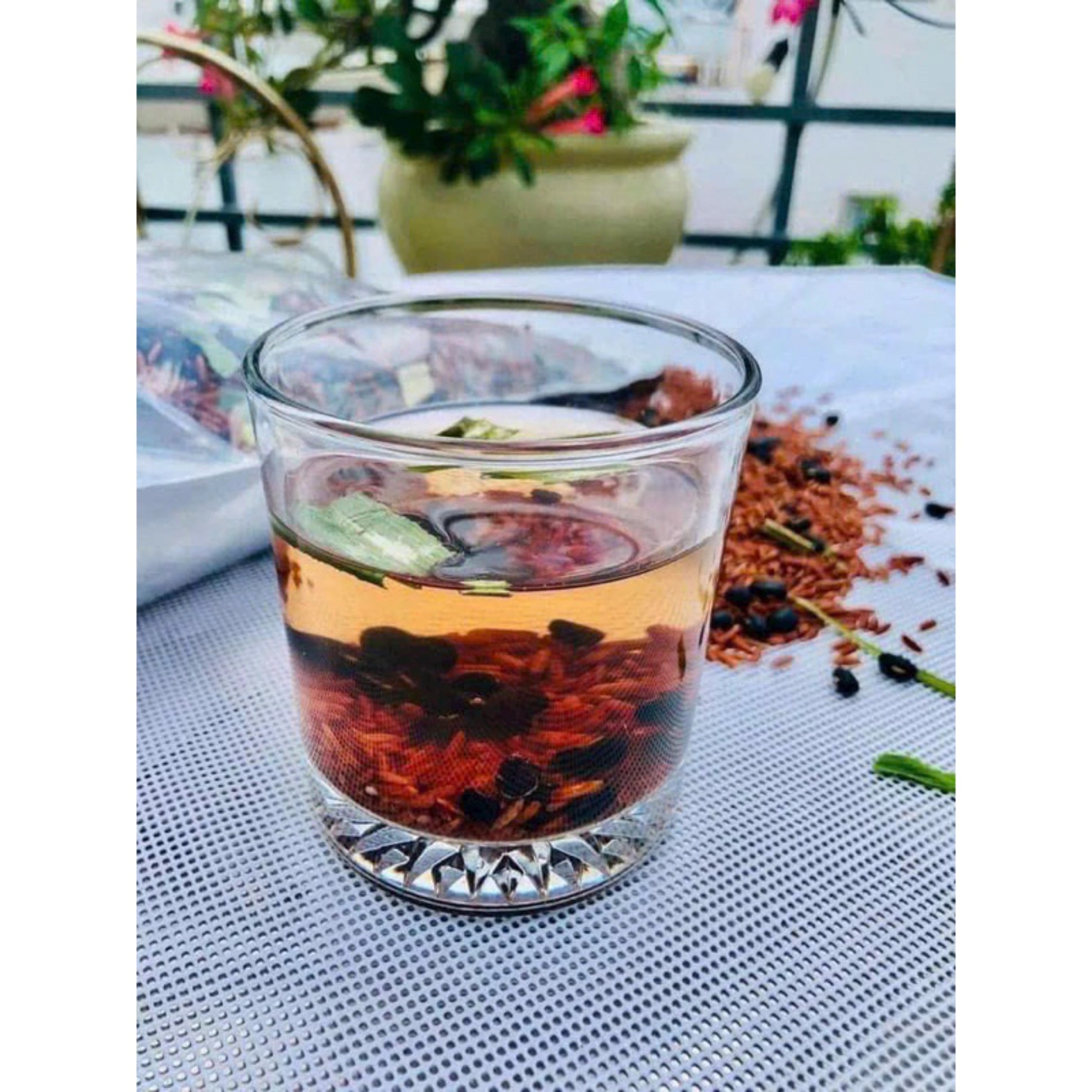 TRÀ GẠO LỨT ĐẬU ĐEN LÁ DỨA