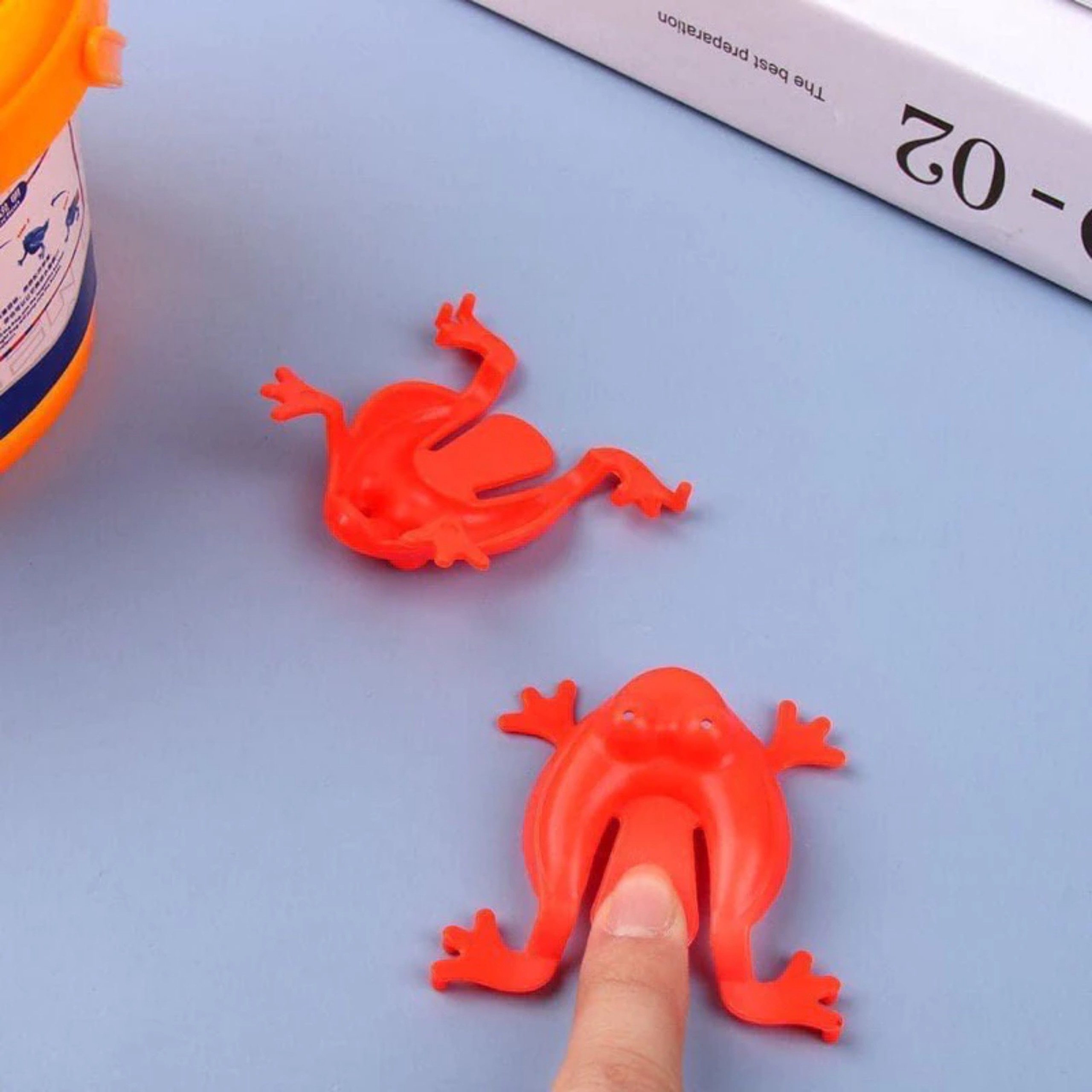 HỘP ĐỒ CHƠI 12 CON ẾCH