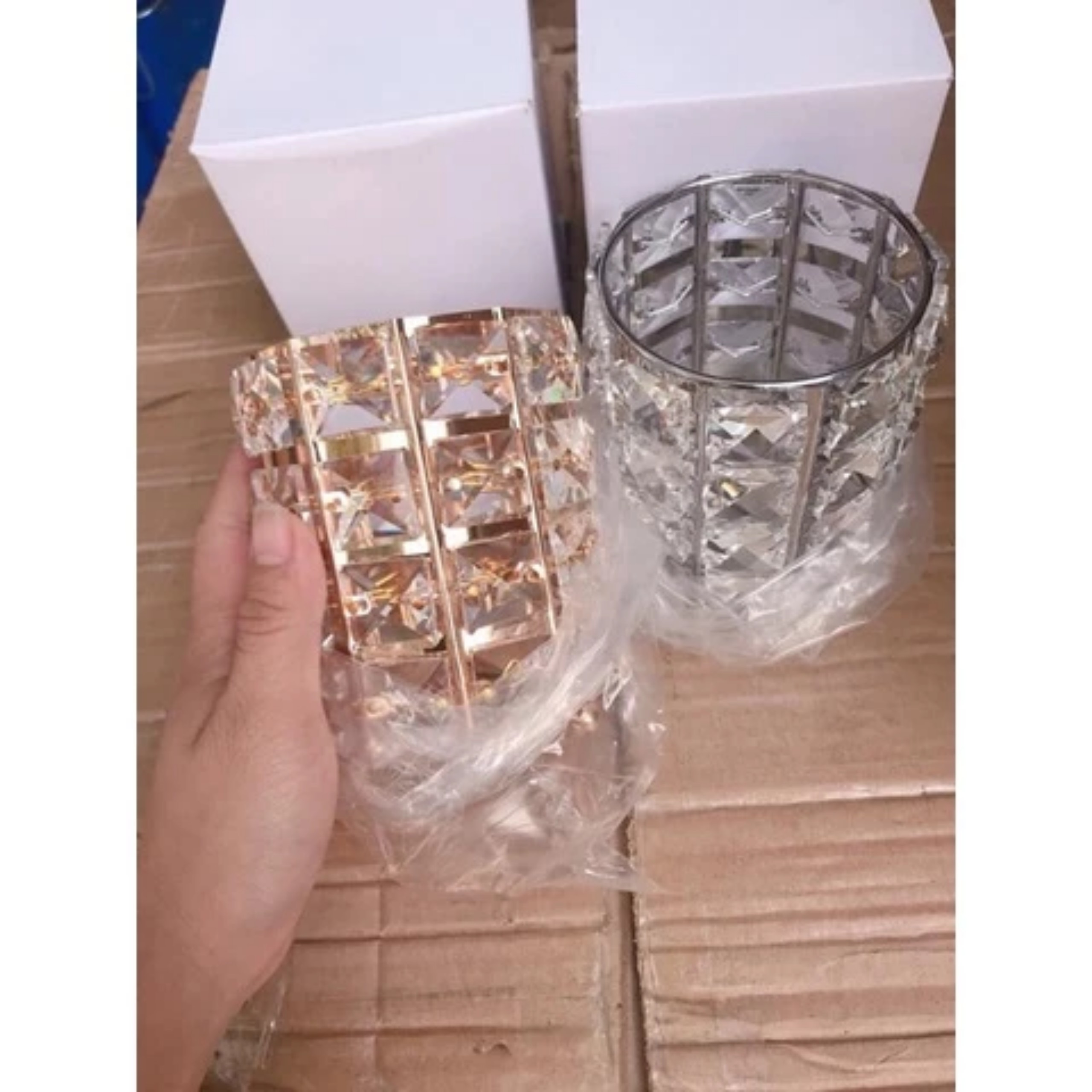 HỘP ĐỰNG CỌ TRANG ĐIỂM PHA LÊ