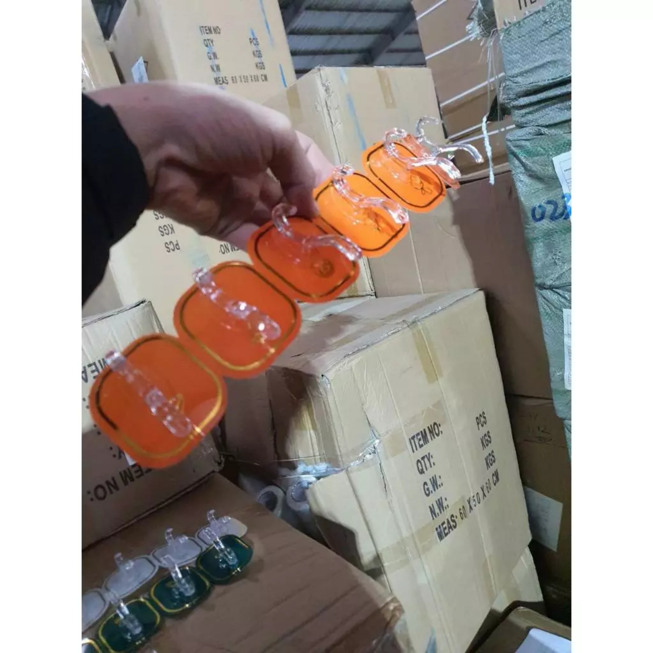 THANH 6 MÓC TREO ĐỒ DÁN TƯỜNG