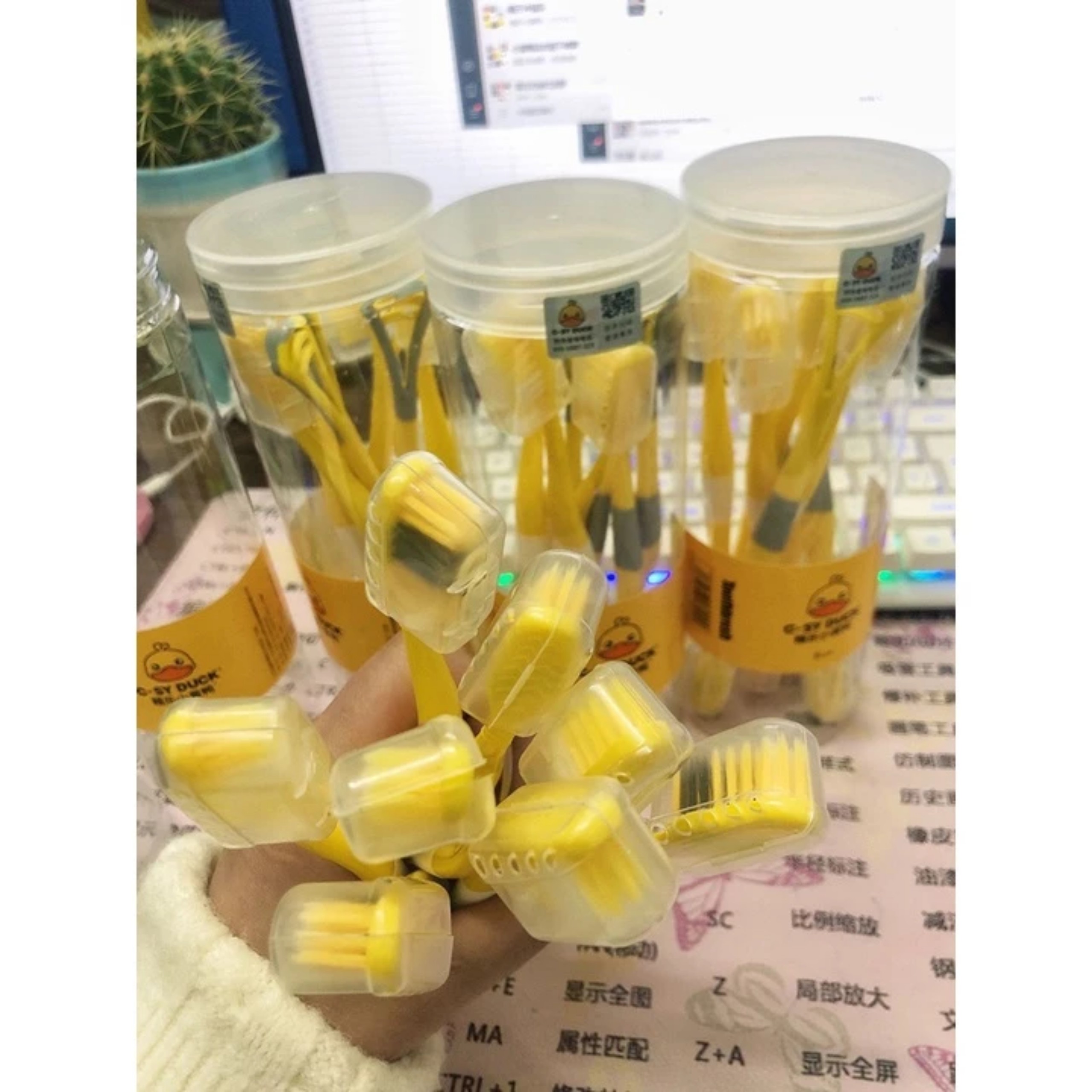 HỘP 8 BÀN CHẢI HÌNH VỊT VÀNG KÈM LƯỠI CẠO