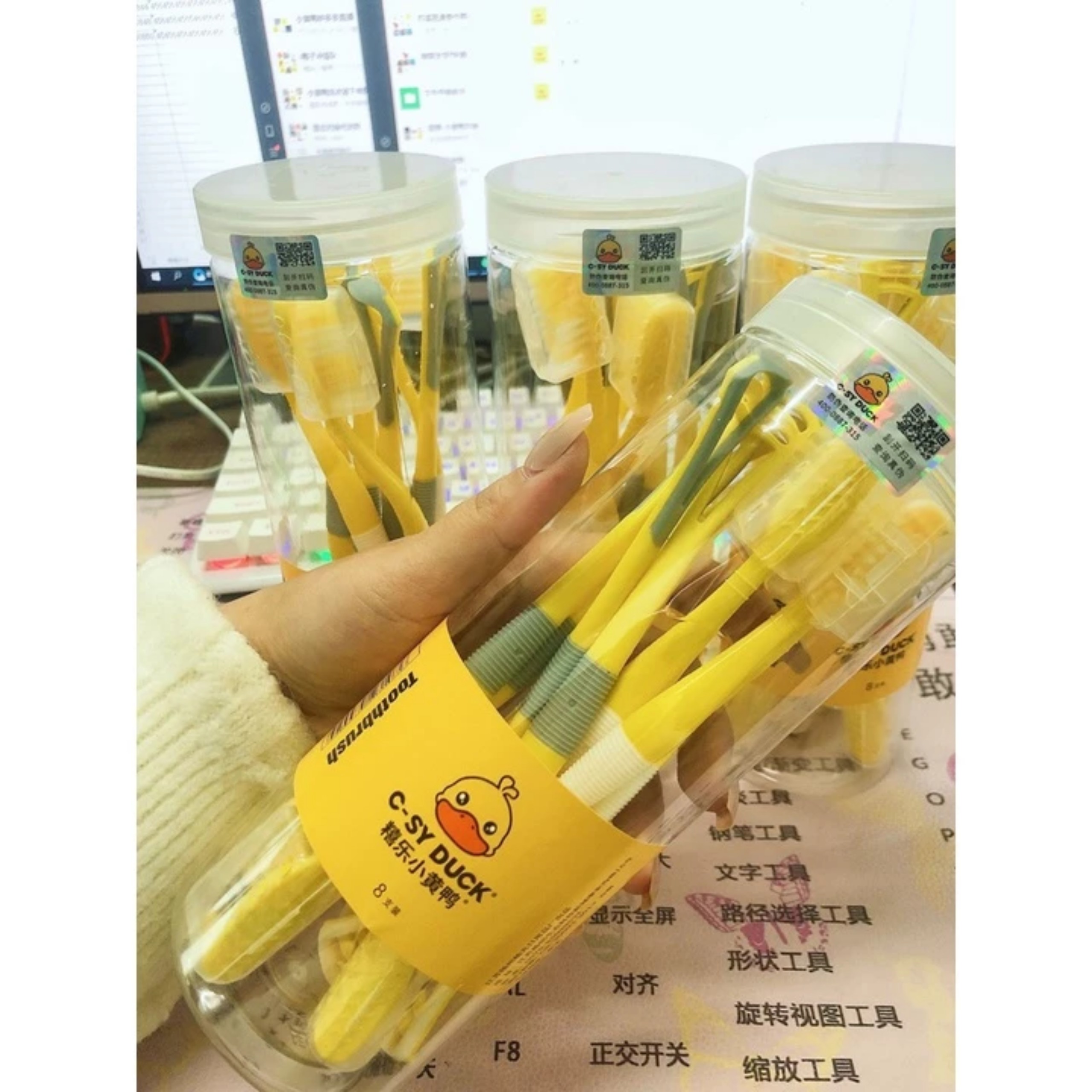 HỘP 8 BÀN CHẢI HÌNH VỊT VÀNG KÈM LƯỠI CẠO