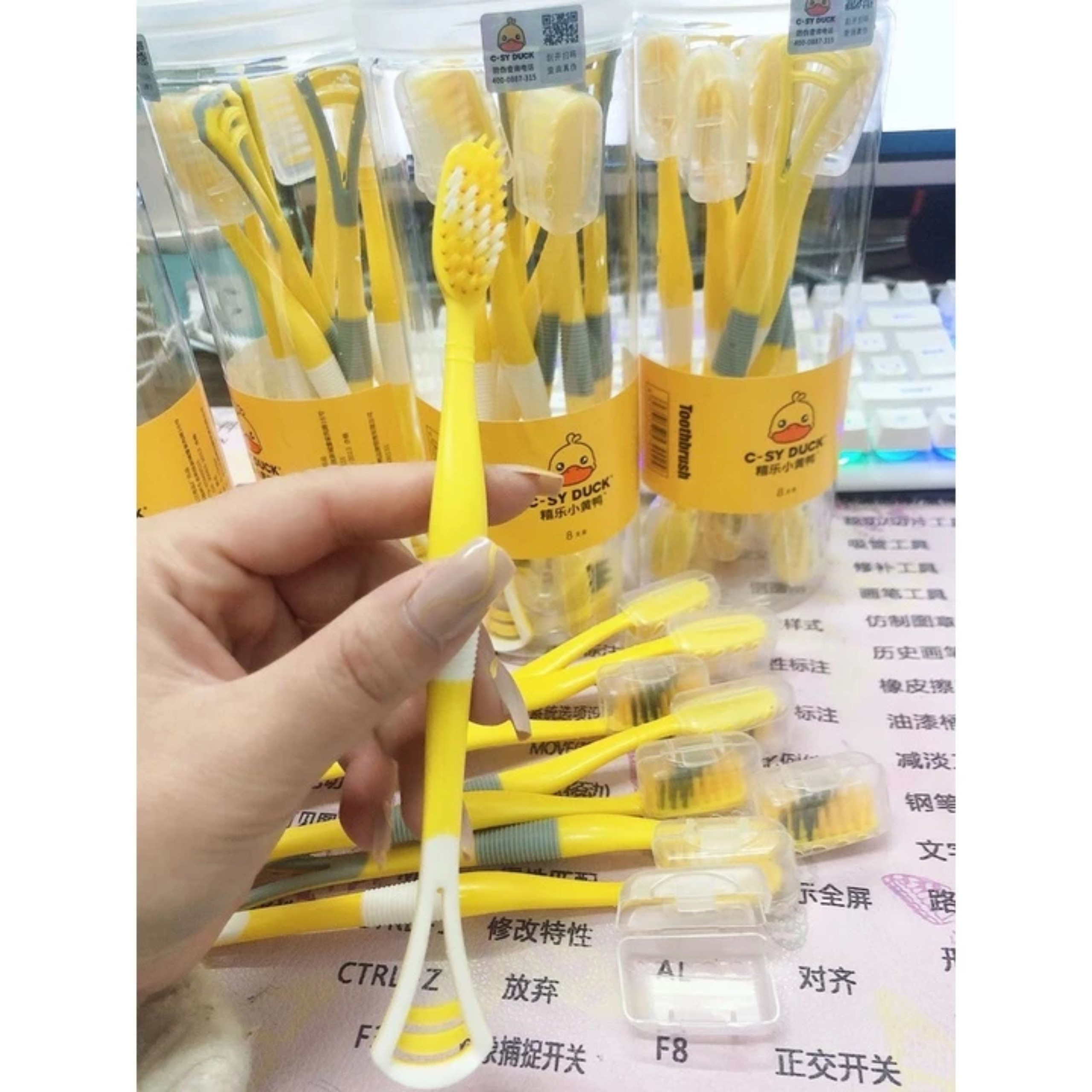 HỘP 8 BÀN CHẢI HÌNH VỊT VÀNG KÈM LƯỠI CẠO