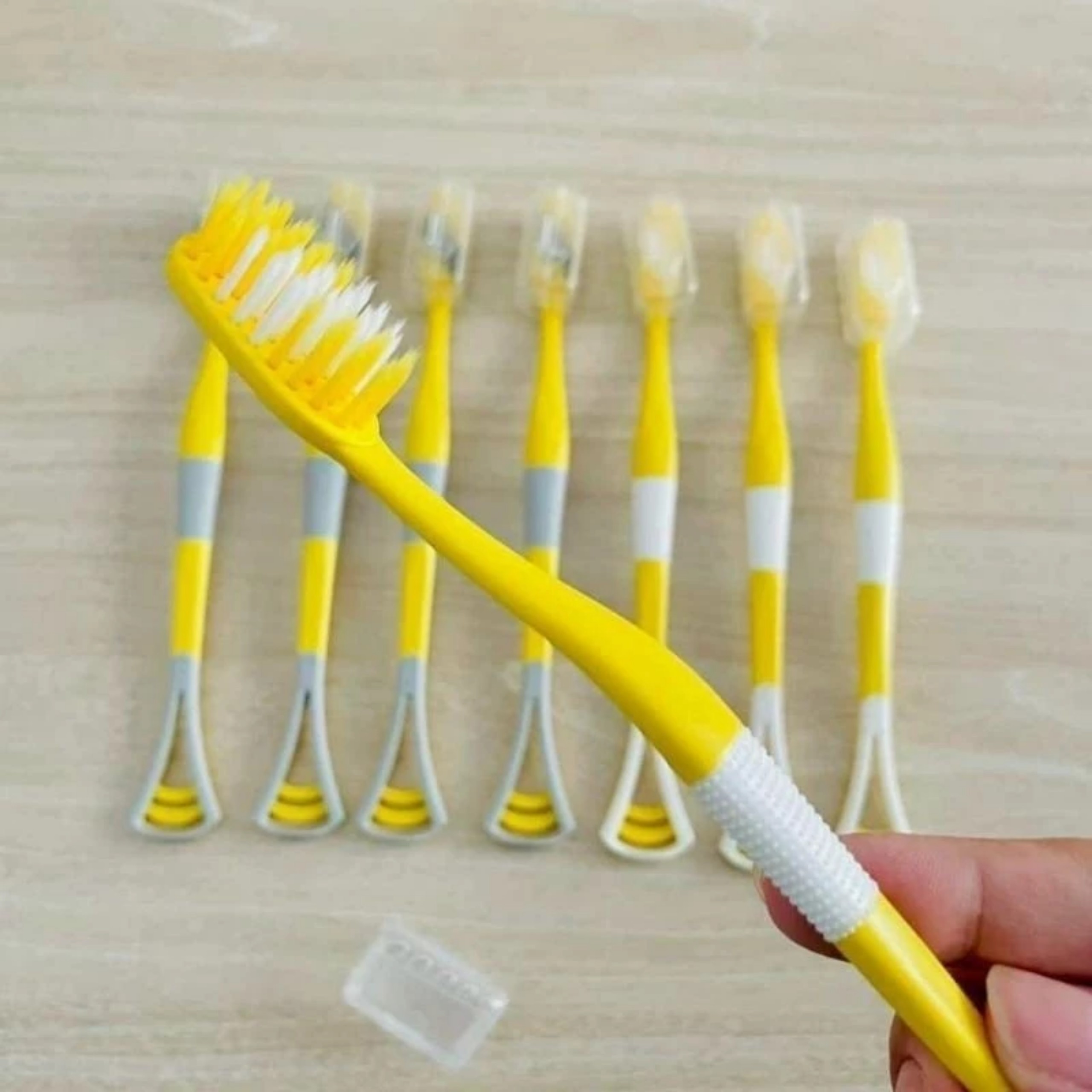 HỘP 8 BÀN CHẢI HÌNH VỊT VÀNG KÈM LƯỠI CẠO