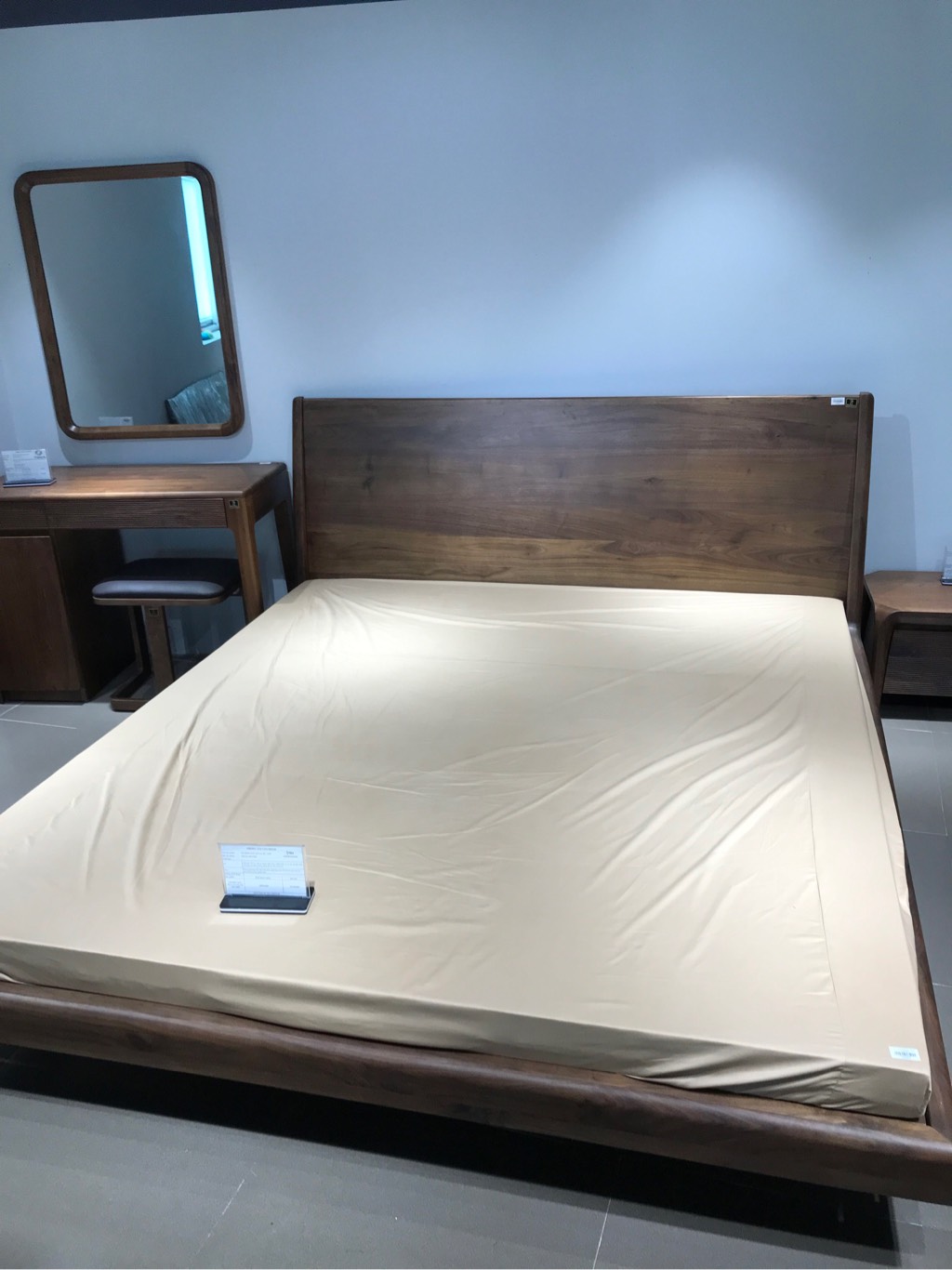 Giường ngủ bay GN-131 gỗ óc chó