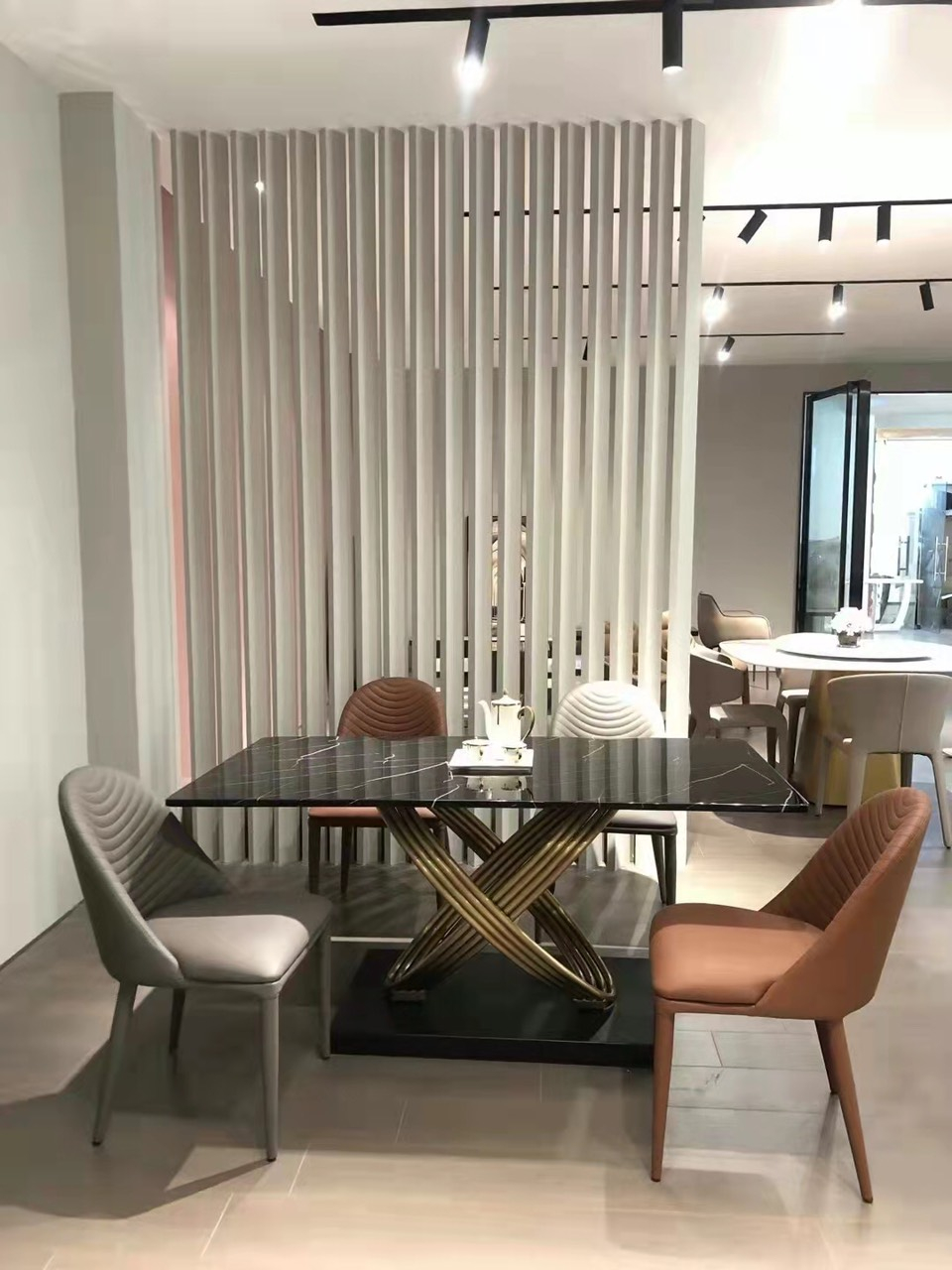 Bàn ăn nhập khẩu cao cấp T631