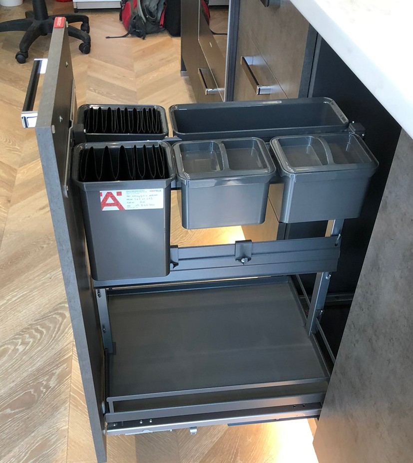 Giá gia vị Kessebohmer Hafele 300mm màu đen 545.11.962