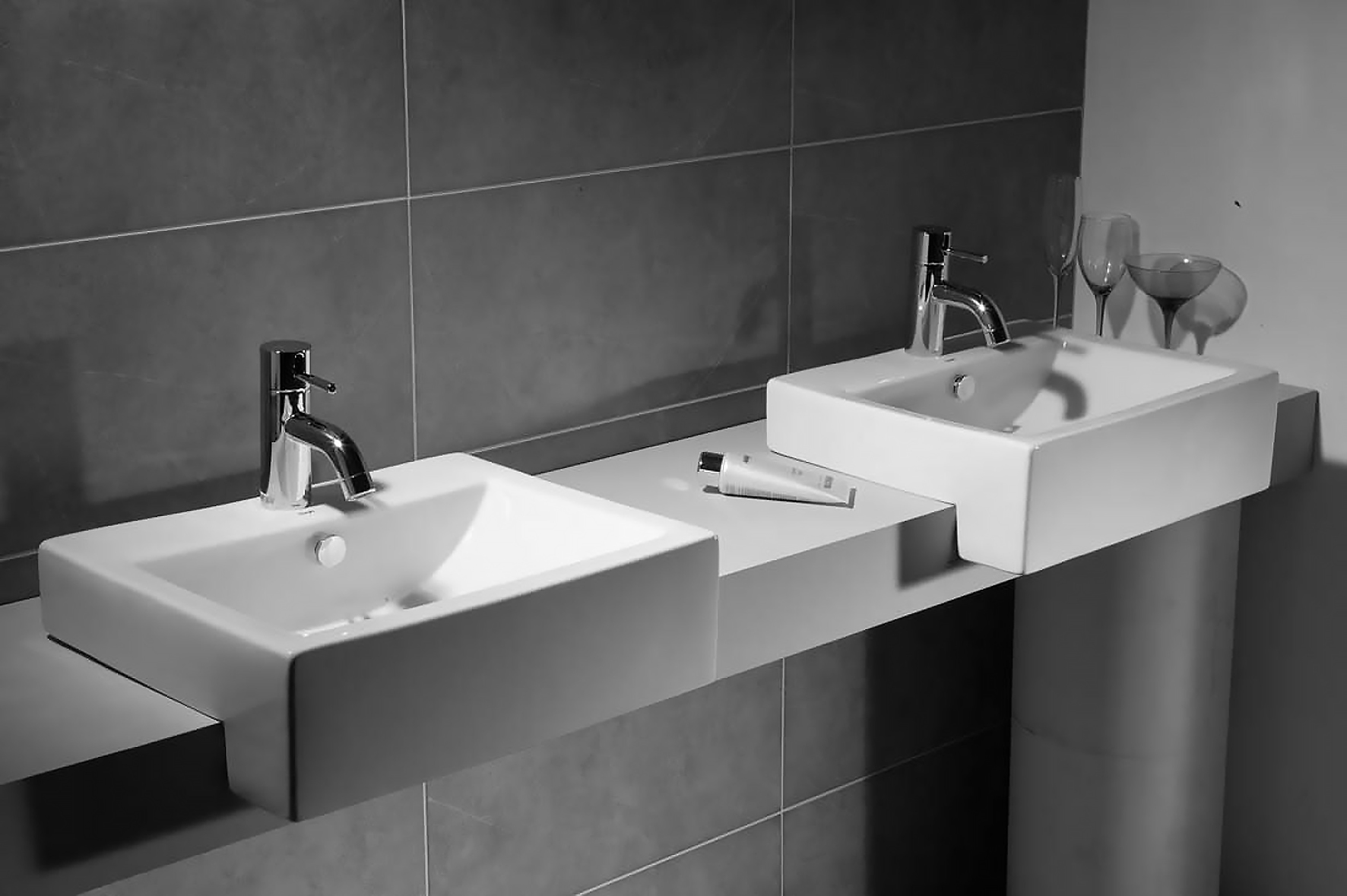 Chậu rửa lavabo Bravat C2295W-1-ENG bán âm vuông