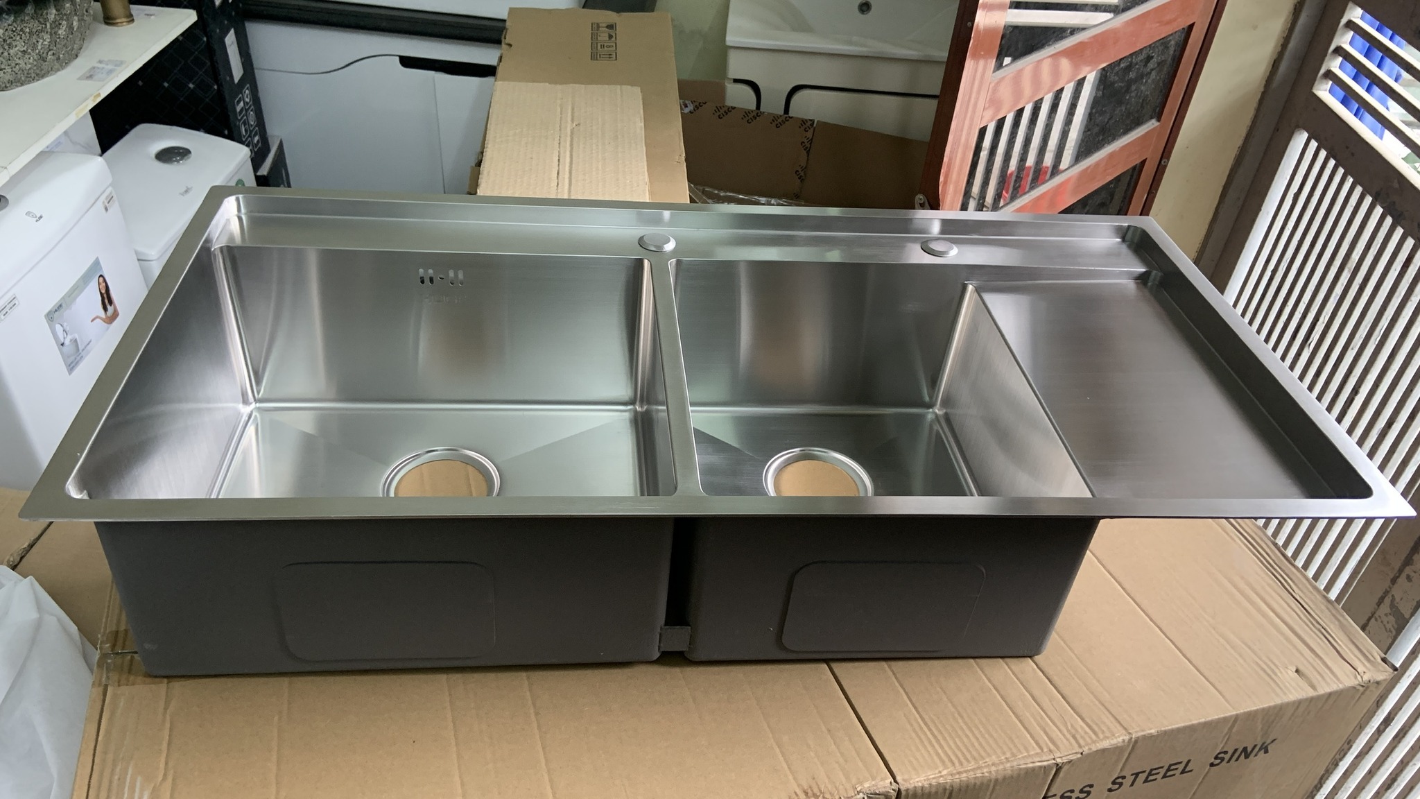 CHẬU RỬA BÁT 2 HỐ LỆCH CÓ BÀN PLUS (H-P200D)