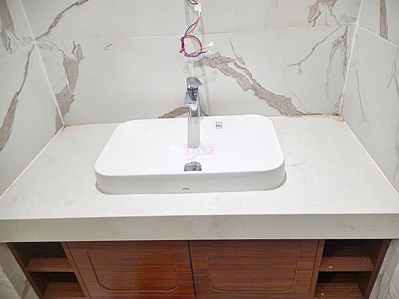 Chậu rửa lavabo dương bàn Toto LT5716