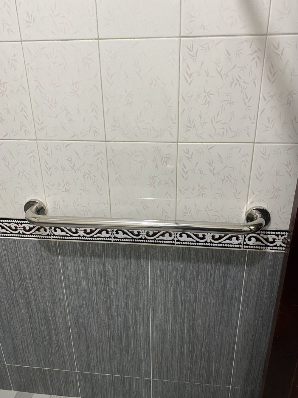 Tay vịn phòng tắm Inox Caesar GB131V dành cho người khuyết tật