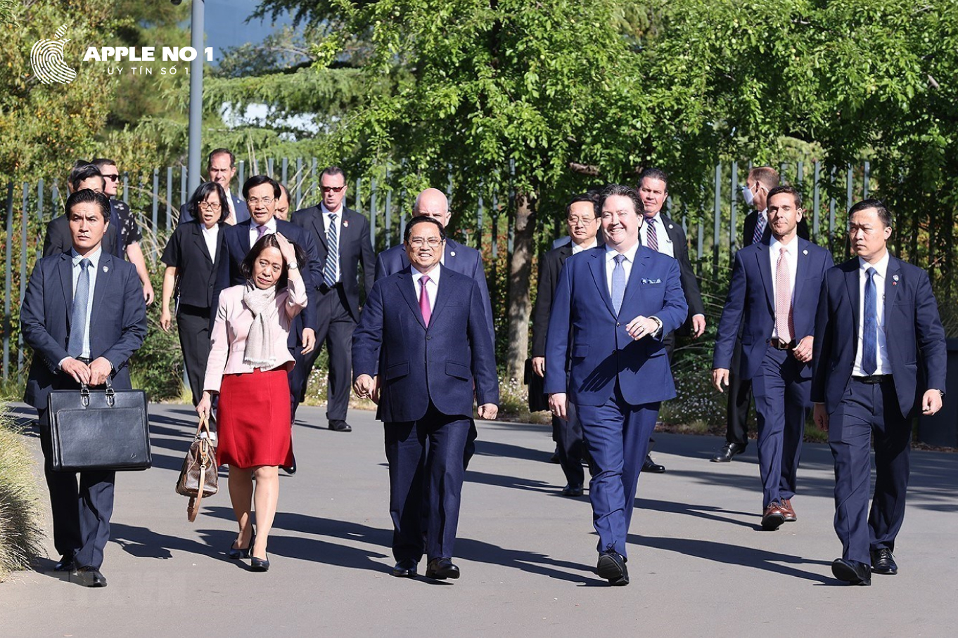 Thủ tướng Phạm Minh Chính thúc đẩy CEO Apple sản xuất tại Việt Nam
