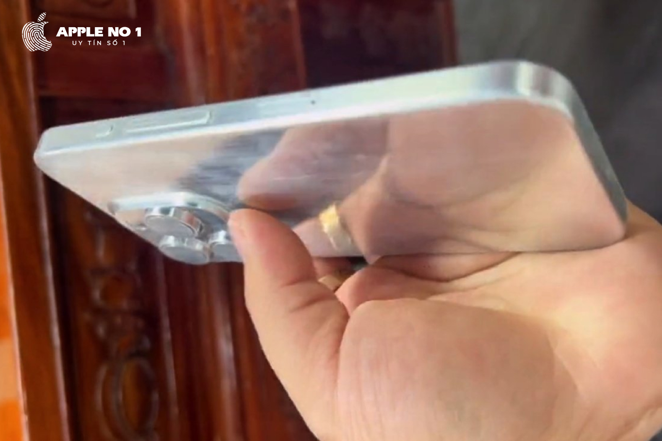 Mô hình iPhone 15 Pro được xuất hiện trên video bên Trung Quốc