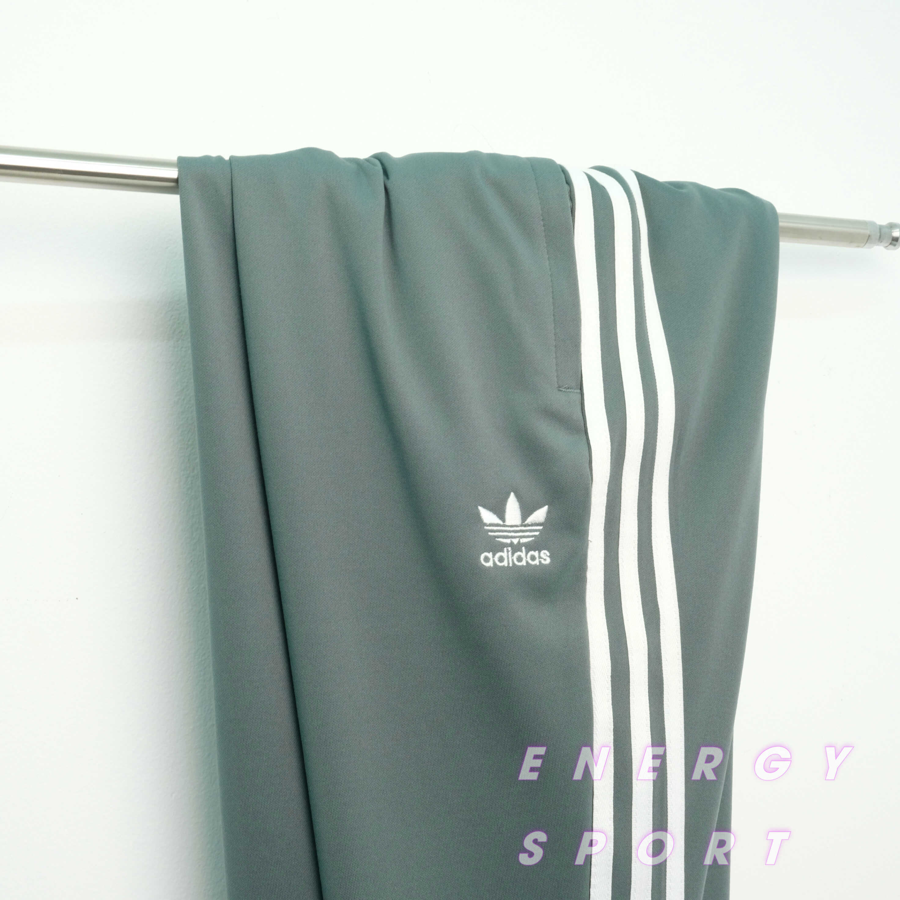 Bộ Quần Áo Thể Thao Unisex Nam Nữ Adidas Adicolor Classic Primeblue SST Track - Màu Xi Măng
