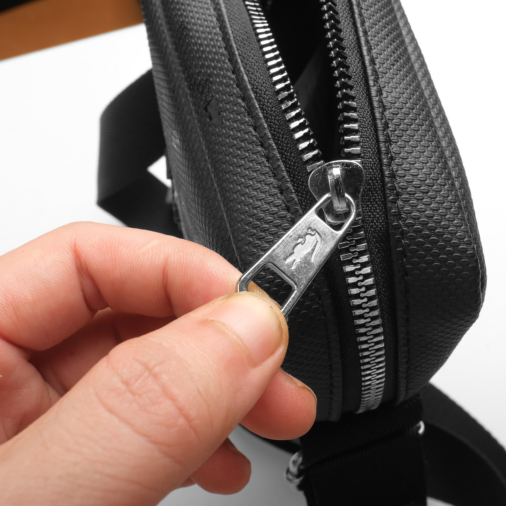 Túi Đeo Chéo Thời Trang Lacoste Chantaco Contrast Branded Crossover Bag