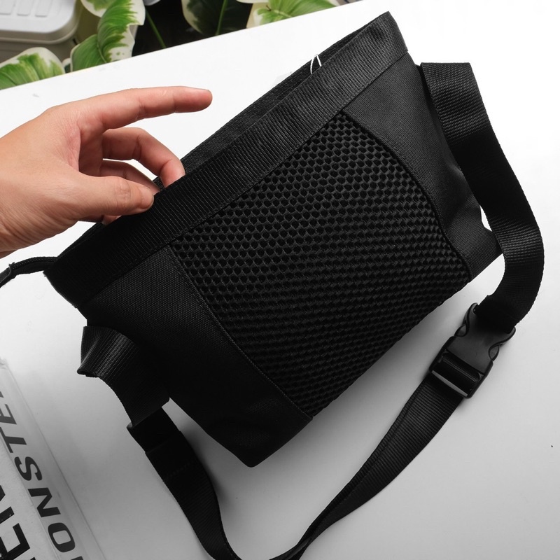 Túi Đeo Chéo Thời Trang Unisex Nam Nữ Signature Print Water-Repellent Reporter Bag