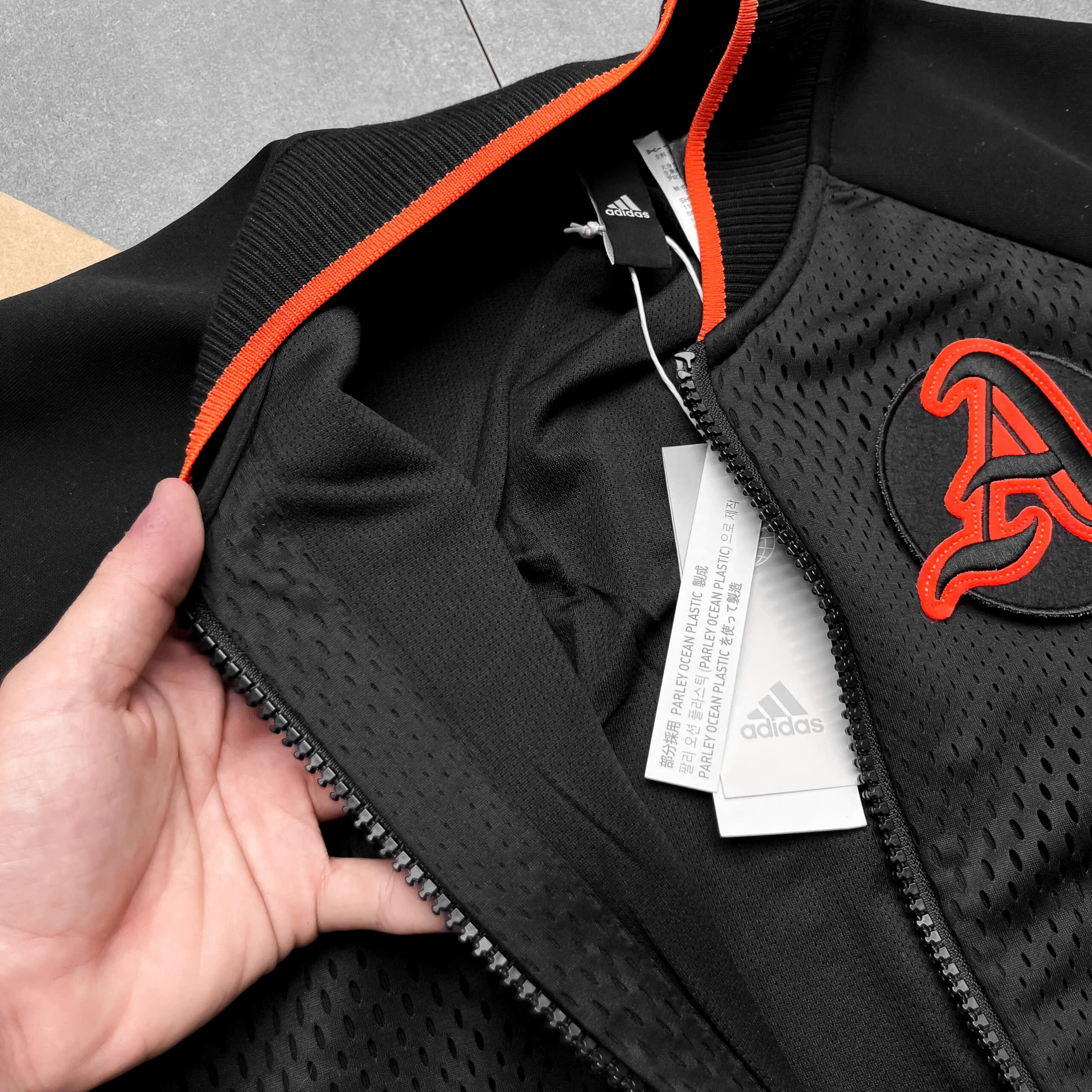 Áo Khoác Bomber Thể Thao Adidas VRCT Primeblue Đen - FP8120