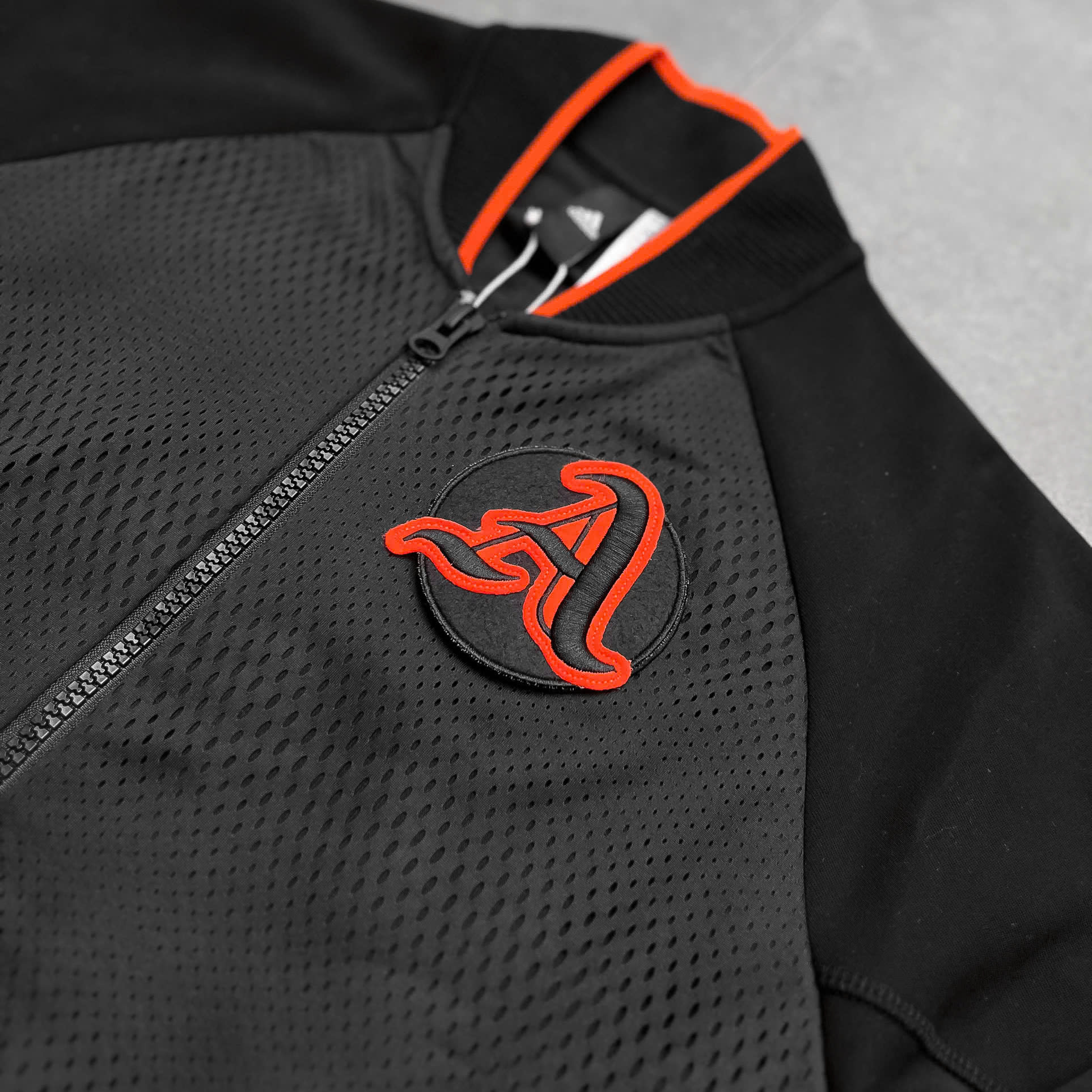 Áo Khoác Bomber Thể Thao Adidas VRCT Primeblue Đen - FP8120