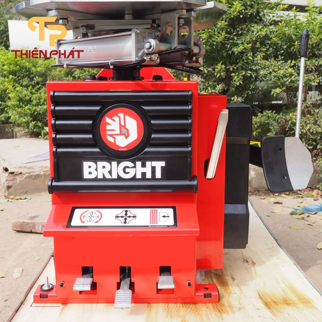 Máy ra vào lốp xe máy, xe điện, xe sân gôn liên doanh Italia Bright M806B
