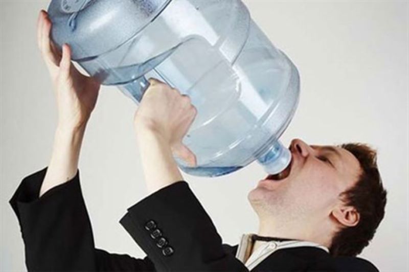 Uống quá nhiều nước trong ngày sẽ ảnh hưởng xấu đến sức khỏe