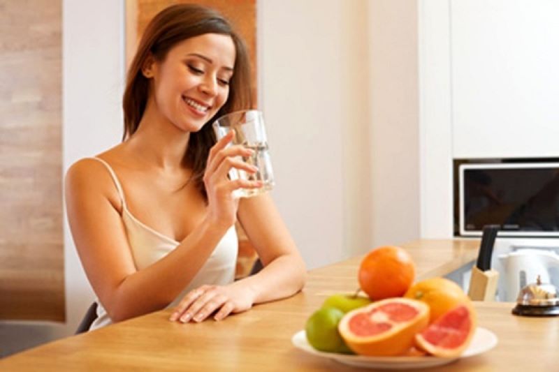 Uống ly nước sau bữa ăn trưa giúp bạn tiêu hóa dễ dàng hơn