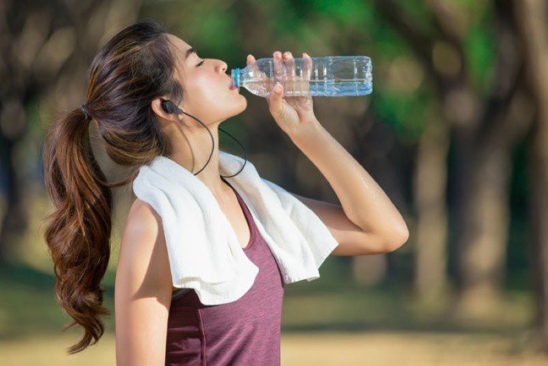 Một số lợi ích của việc uống đủ nước trong ngày
