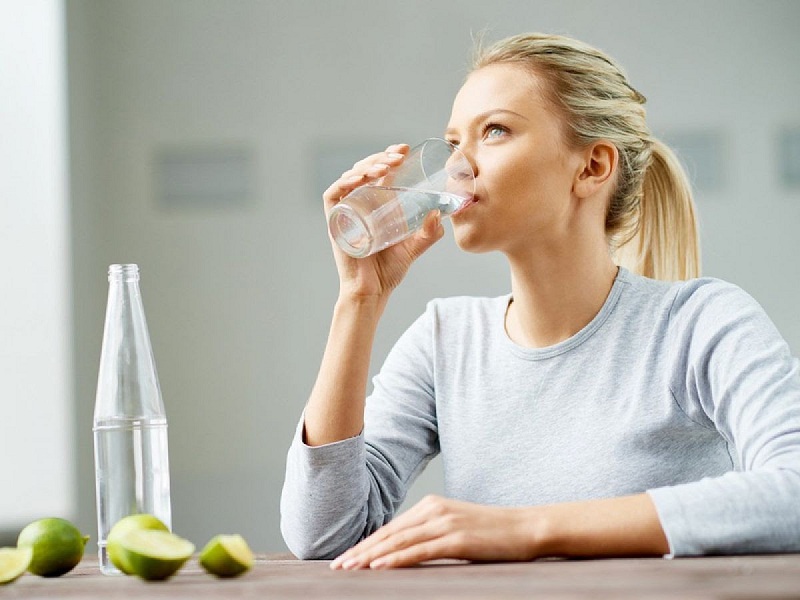 Uống nước ở tư thế ngồi tốt hơn là đứng
