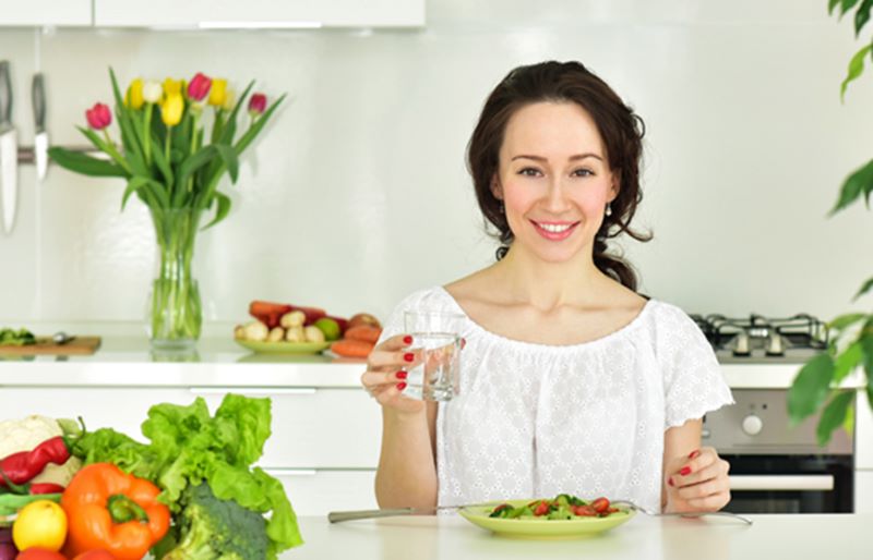 Uống nước trước khi ăn có cảm giác no