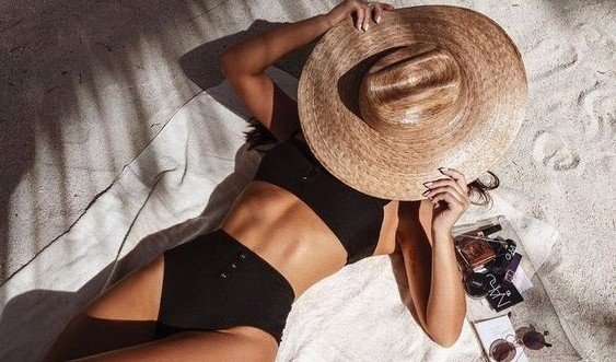 Bất ngờ với những lợi ích của việc tắm nắng vào sáng sớm