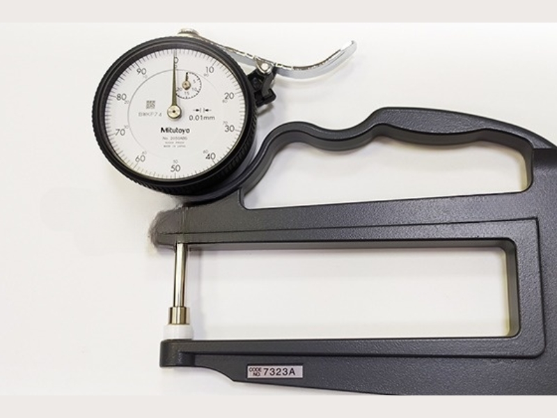 đồng hồ đo độ dày Mitutoyo 7321A (0-10mm), hiển thị rõ ràng, chi tiết