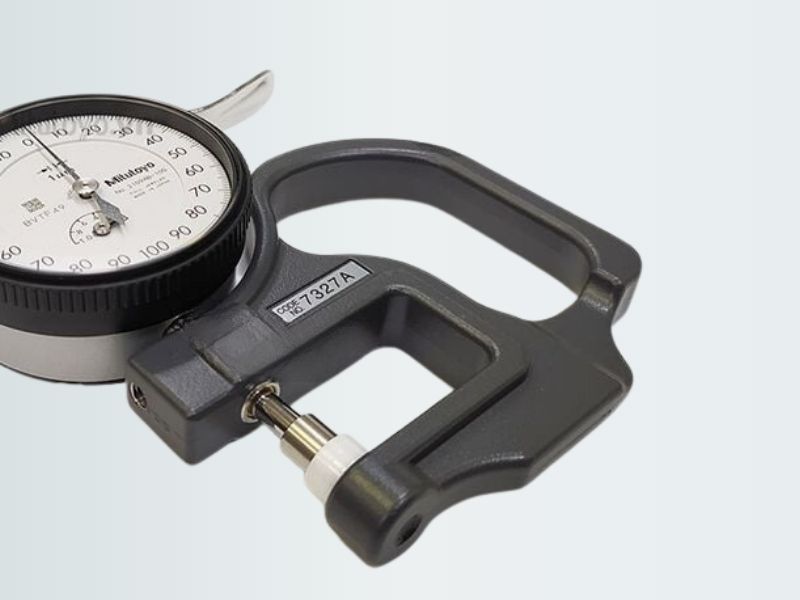  đồng hồ đo độ dày Mitutoyo 7327A (0-1mm) có tay cầm được thiết kế thoải mái, giúp cầm nắm, di chuyển hay thực hiện tác vụ đo dễ dàng