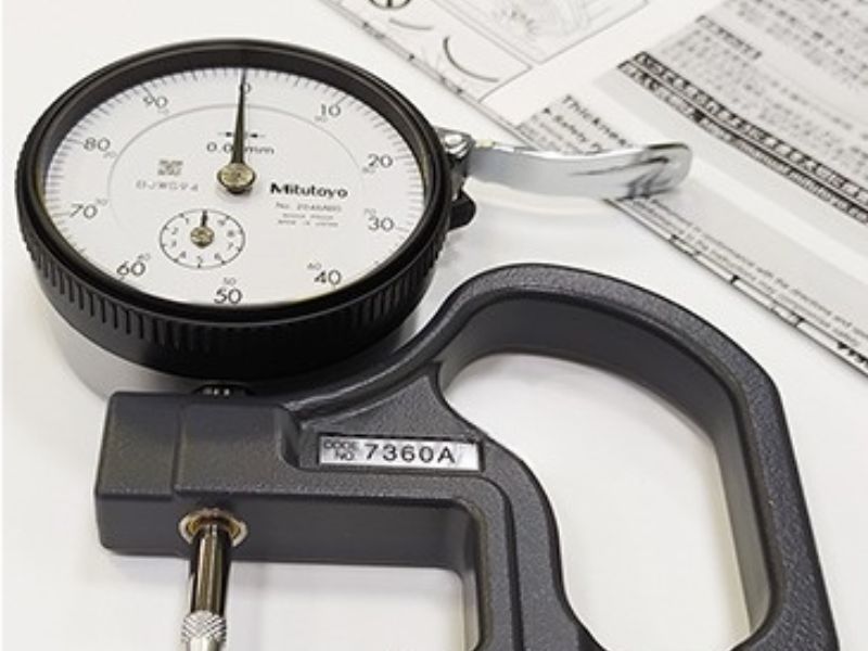  đồng hồ đo độ dày Mitutoyo 7360A (0-10mm) có tay cầm được thiết kế thoải mái, giúp cầm nắm, di chuyển hay thực hiện tác vụ đo dễ dàng