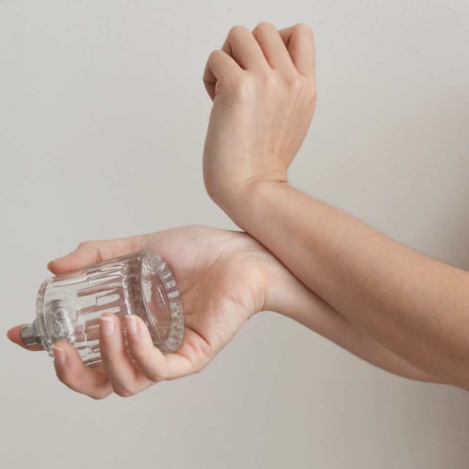 Một mẹo nhỏ để nước hoa bền mùi trên da chính là không chà xát sau khi xịt