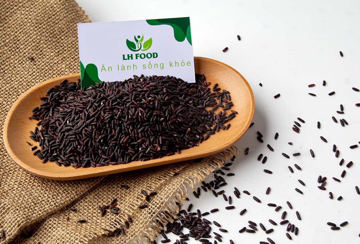 Gạo lứt đen Điện Biên vụ mới thu hoạch