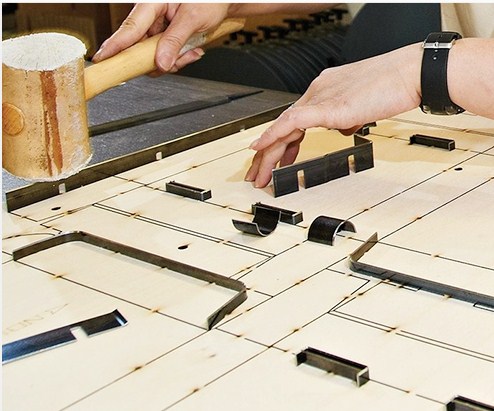 đóng dao sau khi uốn vào khuôn bế