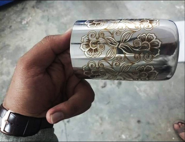 khắc laser hoa văn trên tách inox