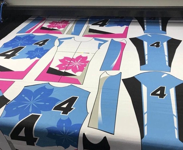 máy laser cắt vải làm áo thun thể thao