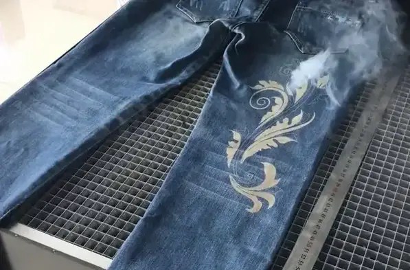 máy laser khắc quần jean