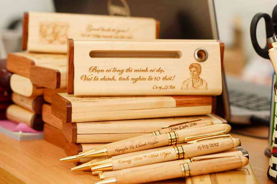 khắc bút gỗ làm quà lưu niệm