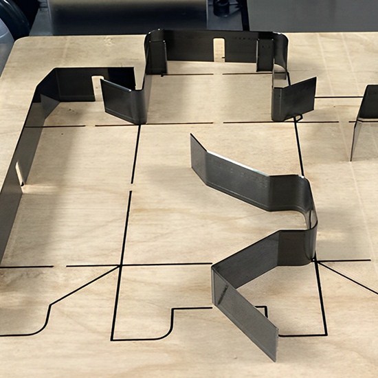 máy uốn dao khuôn bế tem nhãn