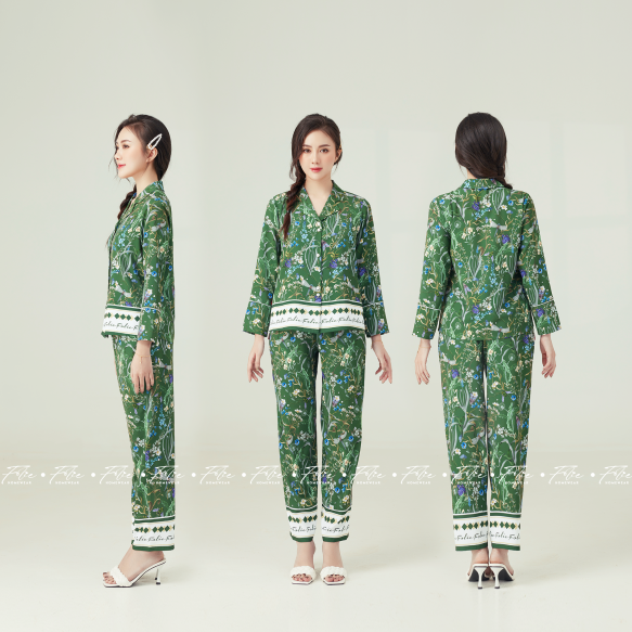 Folie Homewear Set lụa tay dài quần dài FB113.2 họa tiết hoa lá xanh lục