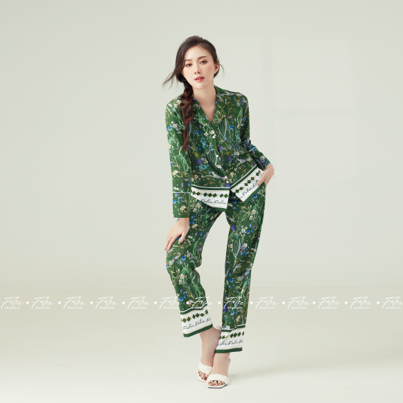 Folie Homewear Set lụa tay dài quần dài FB113.2 họa tiết hoa lá xanh lục