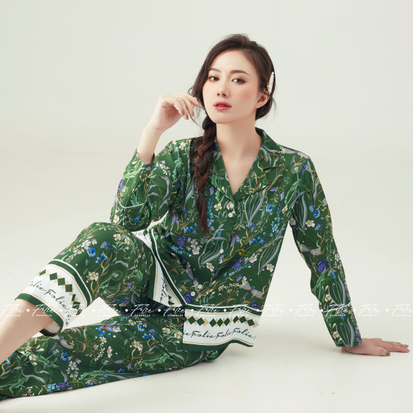 Folie Homewear Set lụa tay dài quần dài FB113.2 họa tiết hoa lá xanh lục