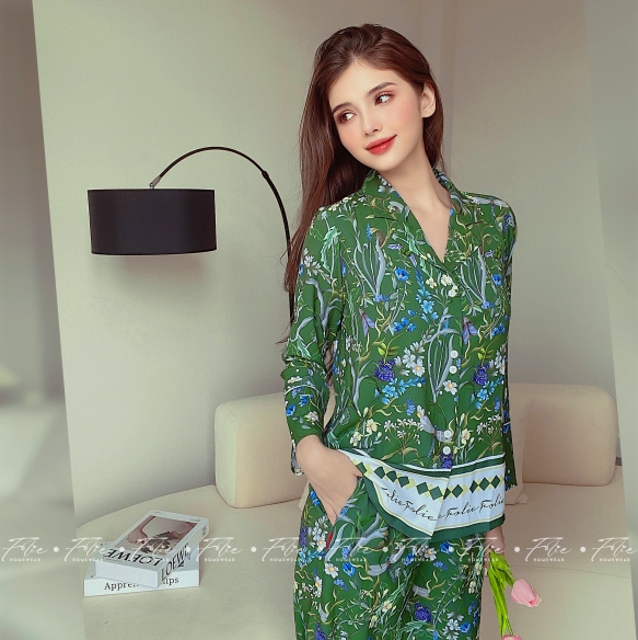Folie Homewear Set lụa tay dài quần dài FB113.2 họa tiết hoa lá xanh lục