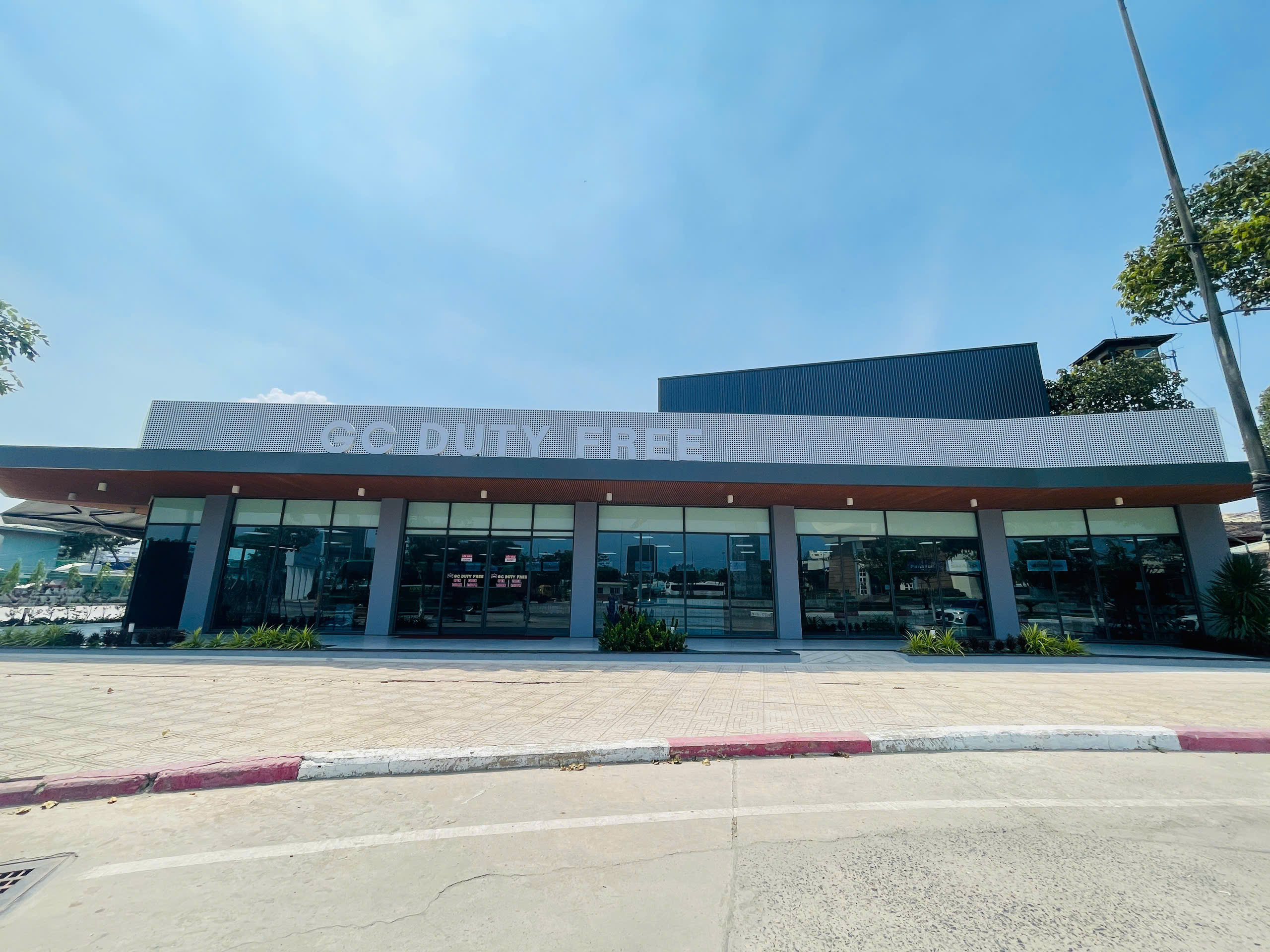 Báo Tây Ninh: Khai trương cửa hàng miễn thuế tại Khu kinh tế Cửa khẩu Mộc Bài