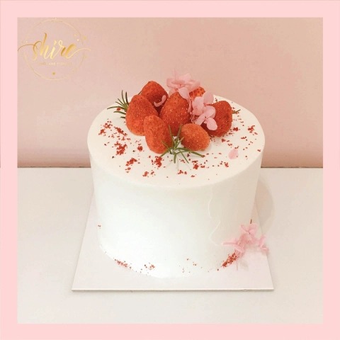 Bánh mini trang trí dâu tây - Bánh kem bơ mini 10-12cm