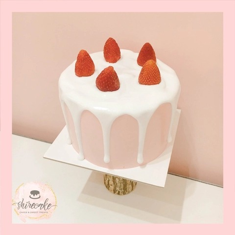 Bánh mini trang trí dâu tây - Bánh kem bơ mini 10-12cm