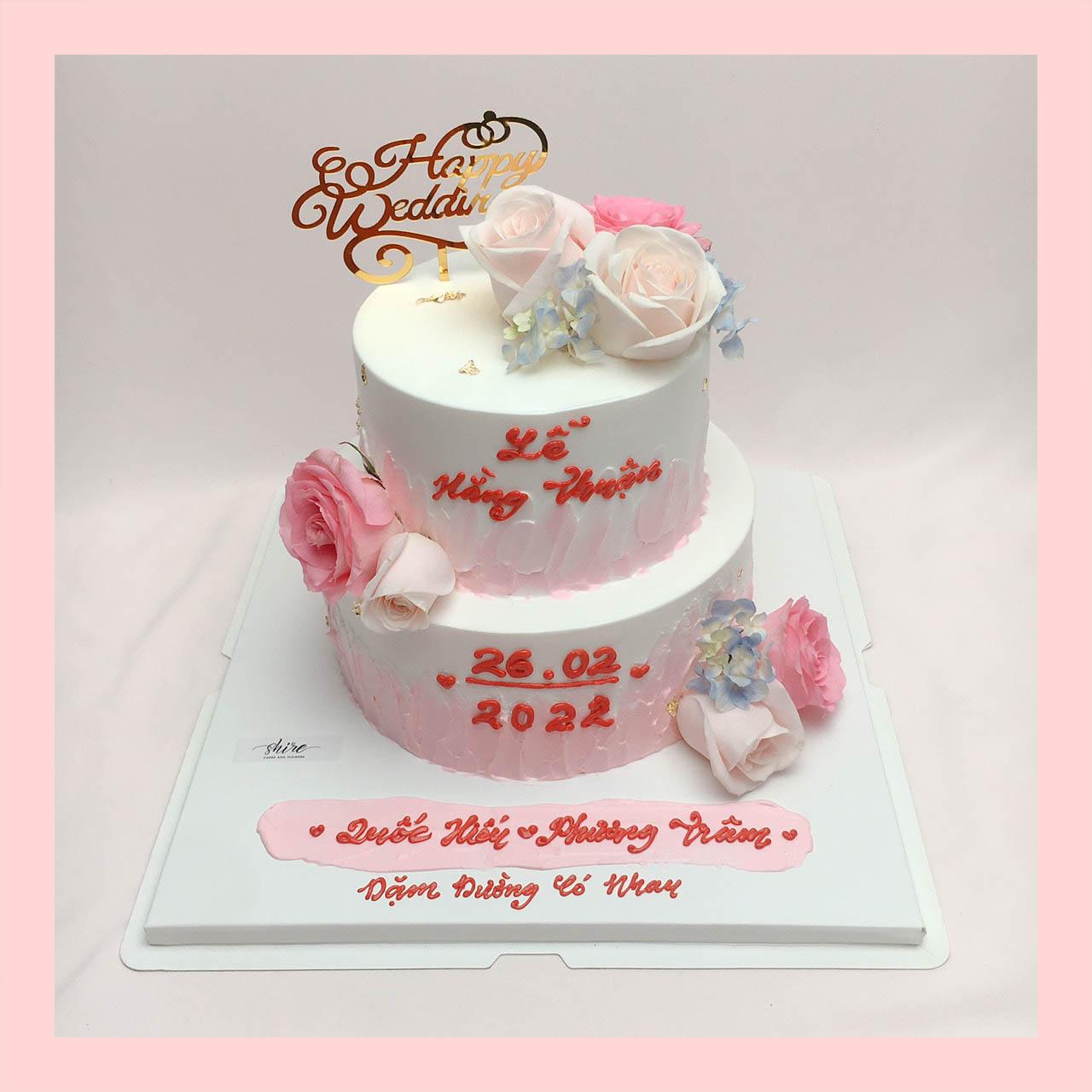 Bánh kem cưới bỏ quả 2 tầng trang trí hoa tươi