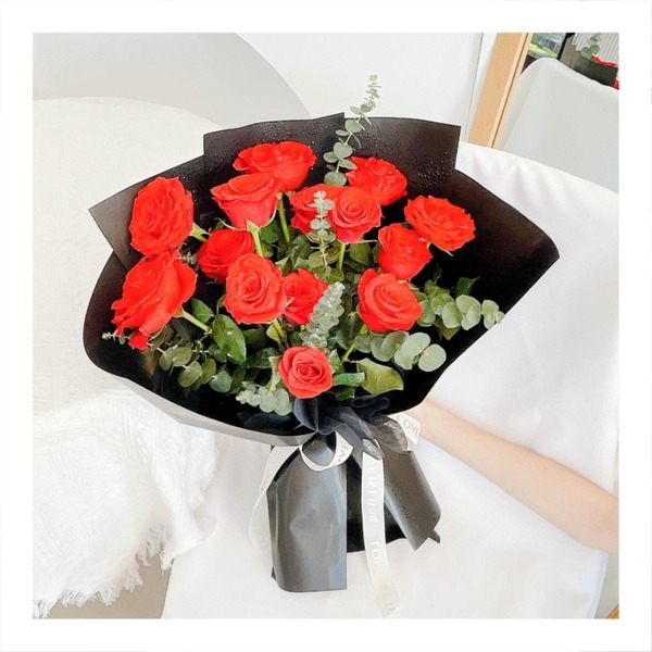 Bó hoa tươi tone đỏ phối giấy tối màu